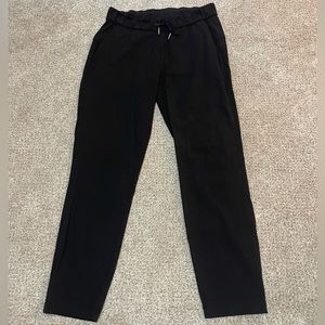 Lululemon ‘On the Fly 7/8 pant’, size 6.